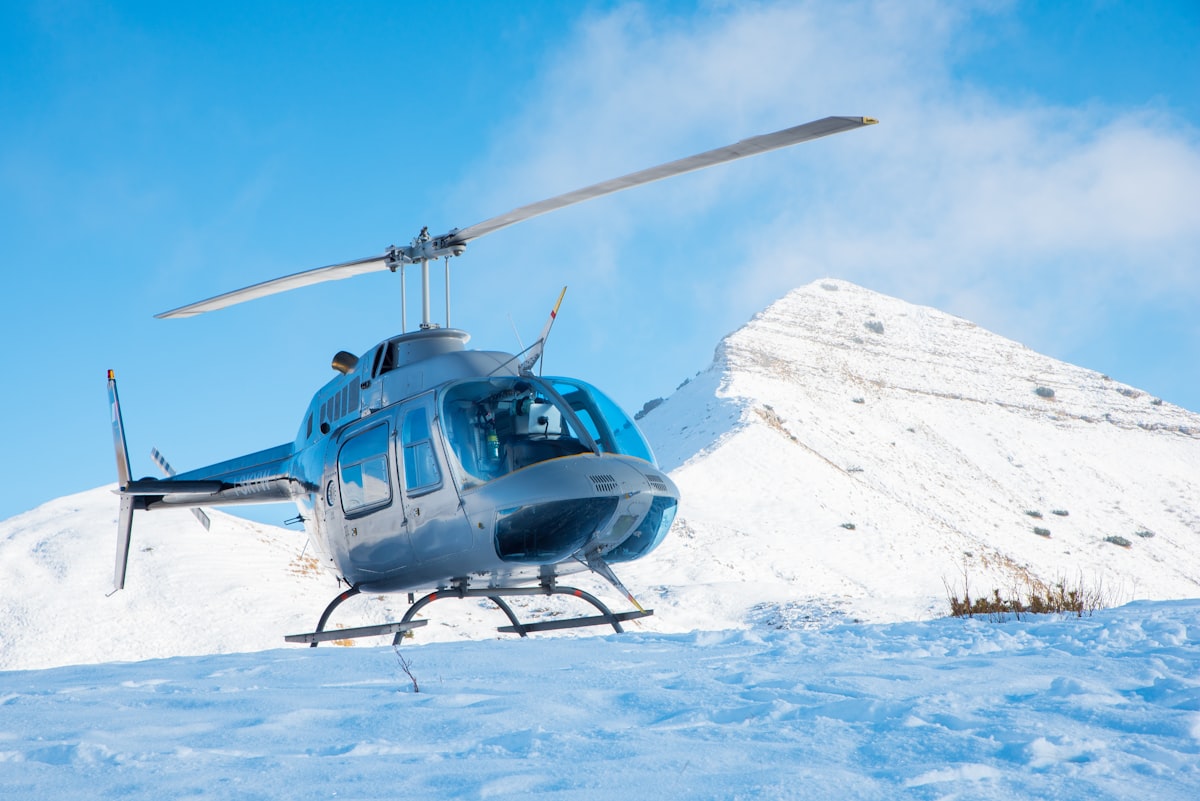 Helicóptero en zona montañosa