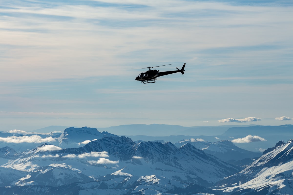 Helicóptero sobrevolando la cordillera