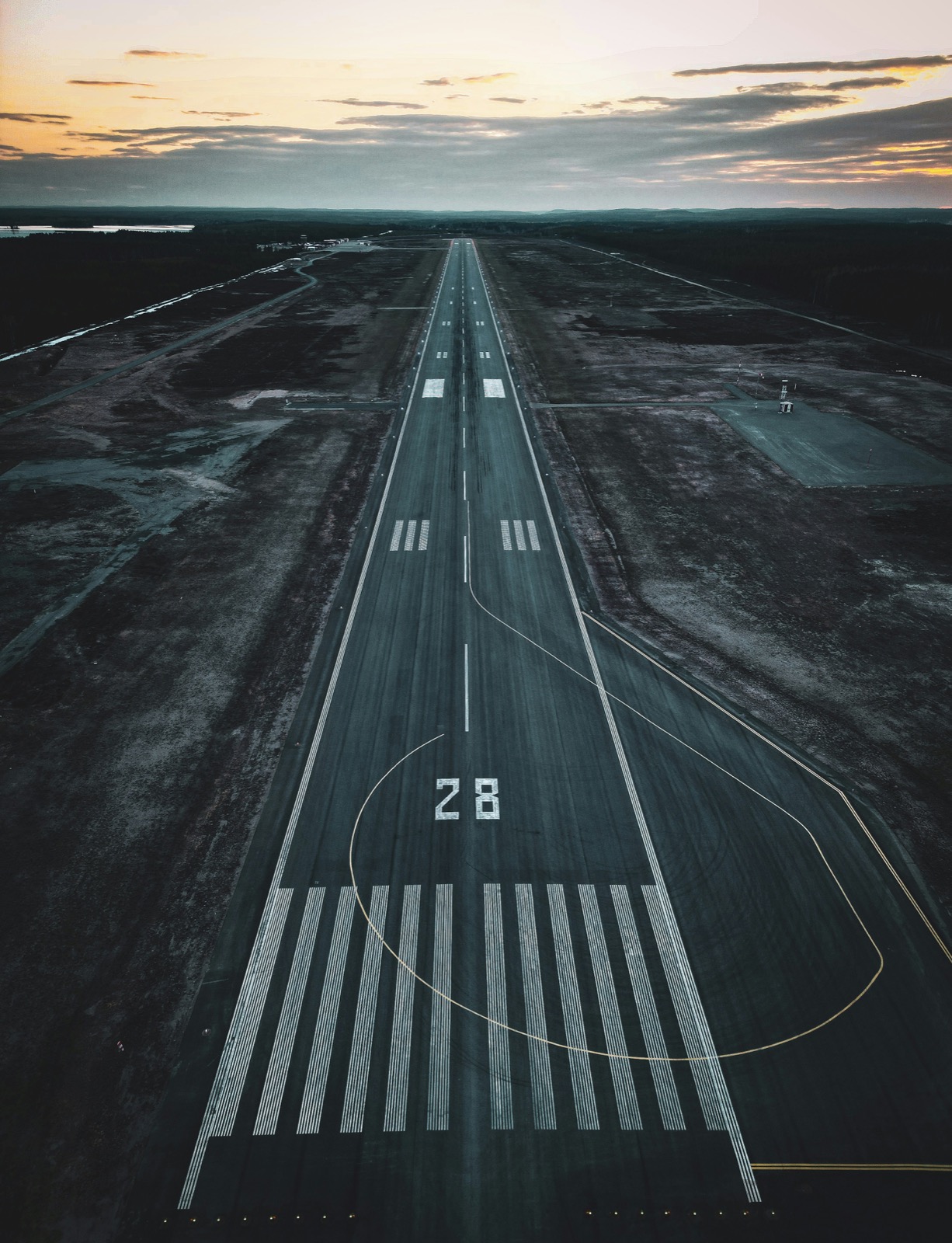 Vista aérea de una pista remota al atardecer