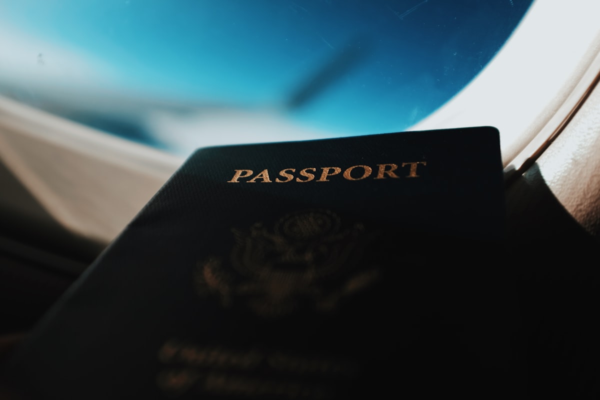 Pasaporte junto a la ventanilla de un avión